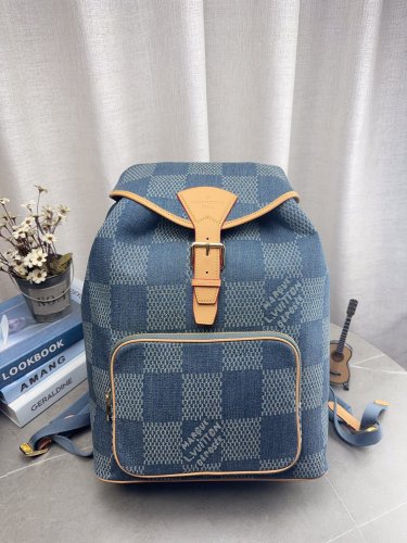 Equipped with airplane boxBe sure to take off your favorite Lv backpack this winterDen