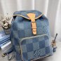Equipped with airplane boxBe sure to take off your favorite Lv backpack this winterDen