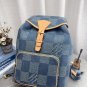 Equipped with airplane boxBe sure to take off your favorite Lv backpack this winterDen