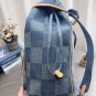 Equipped with airplane boxBe sure to take off your favorite Lv backpack this winterDen