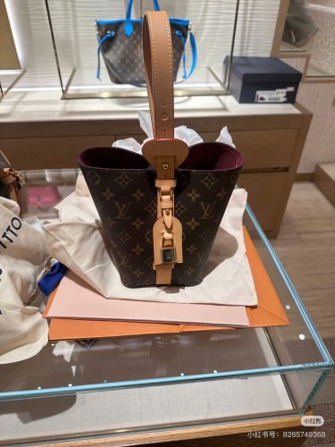 I really love the exquisite and full tote bag back, Fado Duo~Who wouldn't be confused af