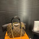 Large P190 Small P180 Comes with BoxThe retro feel of LV's new Alma trunk is really full