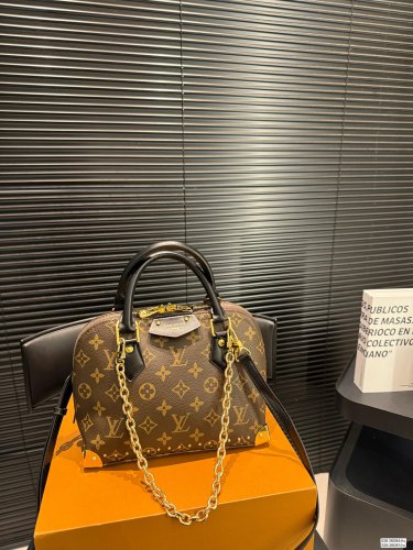 Large P190 Small P180 Comes with BoxThe retro feel of LV's new Alma trunk is really full