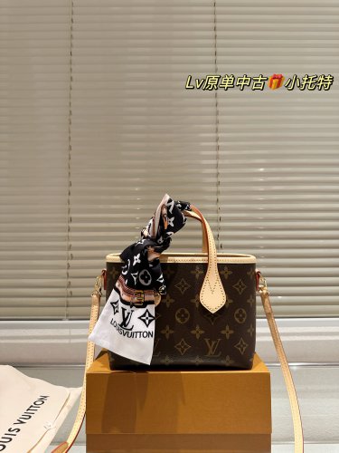 Leather version counter packaging P160LV's new ultra mini Neverfull BB is both milk and