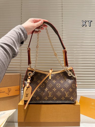 Leather version P170LV Carryall BB handbagThe LV Carryall BB handbag is made of classi