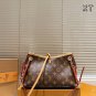 Leather version P170LV Carryall BB handbagThe LV Carryall BB handbag is made of classi