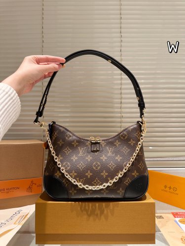 Leather version P185LV Boulogne Postman Bun Bull Horn BunThe new Boulogne has a smalle