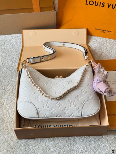 Leather version p195LV Boulogne Postman Bun Bull Horn BunThe new Boulogne has a smalle