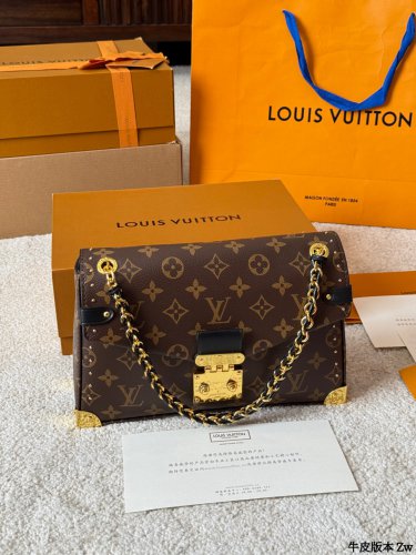 Leather version p195LV Trunkie handbagThe LV Trunkie handbag is inspired by classic tr