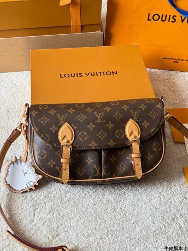 Leather version p195LV x Grace Coddington collaboration cat ESCAPEMeowgram crossbody bag