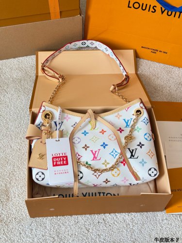 Leather version P200LV Carryall BB handbagThe LV Carryall BB handbag is made of classi