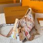 Leather version P200LV Carryall BB handbagThe LV Carryall BB handbag is made of classi