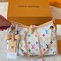 Leather version P200LV Carryall BB handbagThe LV Carryall BB handbag is made of classi