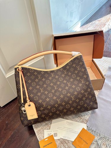 Leather version p210 gift box packagingLv Louis Vuitton  AgainExpress Commuter Underar