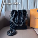 Leather version P260LV Neoonoe Bucket BagLV Neoonoe bucket bag, black Monogram embosse