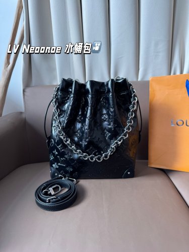 Leather version P260LV Neoonoe Bucket BagLV Neoonoe bucket bag, black Monogram embosse