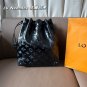 Leather version P260LV Neoonoe Bucket BagLV Neoonoe bucket bag, black Monogram embosse