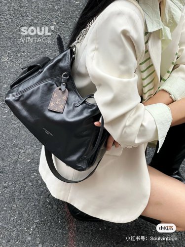 Let me see who hasn't owned the LV Black Knight Carryall yet!Oil wax (leather material w