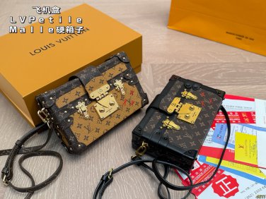 Light coffee &iuml;&iquest;&yen; 210 Deep coffee &iuml;&iquest;&yen; 200 Airplane boxLV Petile Malle Hard BoxThe texture