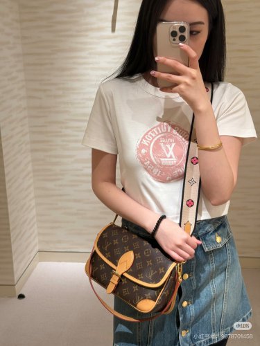 LV  The magic stick is really easy to carry!! Both shoulder and crossbody look good~Lv'