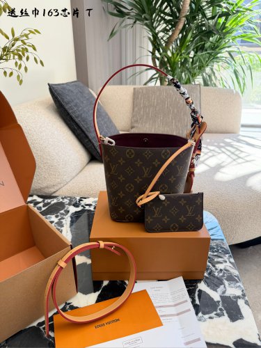 LV AlI in BB bucket bag p175This is an LV brand All in BB bucket bag, featuring a classi_2073