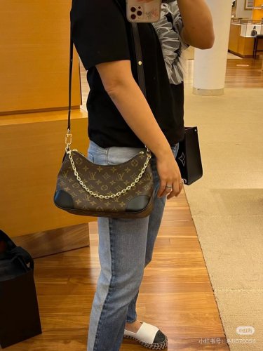 LV Boulogne croissant black is perfect for cool girlsLv Boulogne Bullock @ BlackThis y