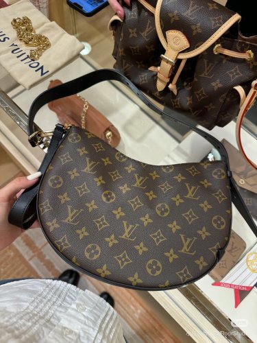 LV Crescent Bag Half Moon Bag Underarm Bag Comes with Extension Belt