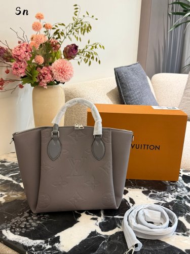 LV Handheld Dumpling Bun P235The interaction between smooth and perforated calf leather_2398
