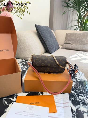 LV Ivy WOC handbag p170The LV lvy WOC handbag is a classic item from Louis Vuitton's 202_2071