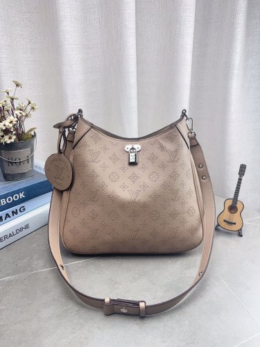 LV must buy bag  LV bucket bag is one of the few bags that looks more and more durable. I_279