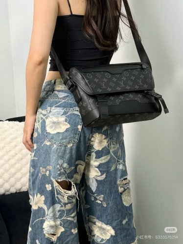 LV new mailman bag