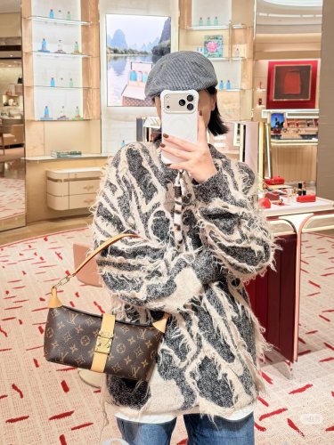 LV new vintage lunch box bagThe magnetic buckle also has a large internal capacity that