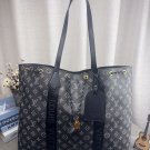Lv TottThe super popular Tote tote bag is a favorite for daily commuting and is worth bu