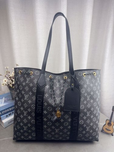Lv TottThe super popular Tote tote bag is a favorite for daily commuting and is worth bu