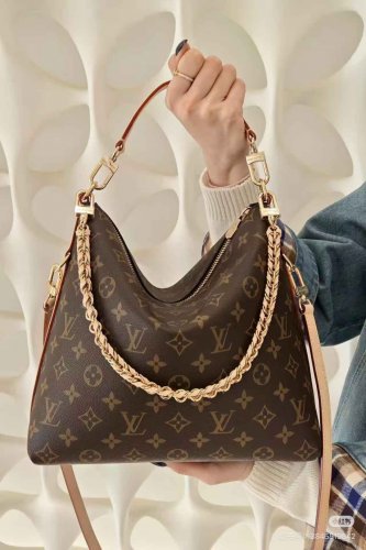 LV Zhong Chuxi's Multipass with the same design has been photographed in action