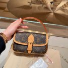 LVnano likes cute little ones, please come in! Paired with a decorative chain, it looks ab