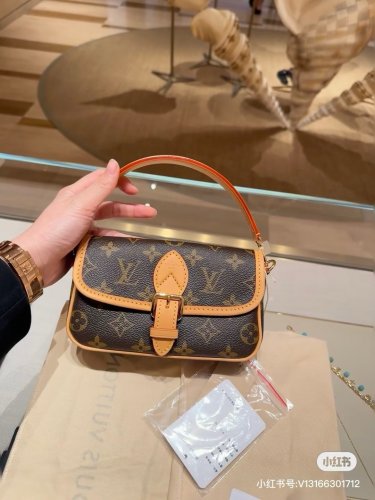 LVnano likes cute little ones, please come in! Paired with a decorative chain, it looks ab