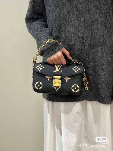 Lv's new mailman bag continues to gain popularity
