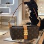 LV's new underarm lunch box bag POCHETTE MIA is here to wearLove, really loveUltra lig
