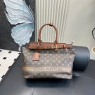 one hundred and fortySize 33.26cmThe LV classic vintage tote bag, especially the white