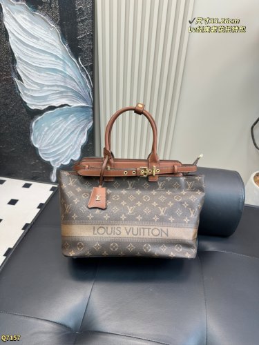 one hundred and fortySize 33.26cmThe LV classic vintage tote bag, especially the white