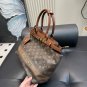 one hundred and fortySize 33.26cmThe LV classic vintage tote bag, especially the white