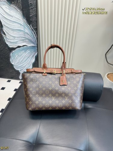 one hundred and fortySize 33.26cmThe LV classic vintage tote bag, especially the white_1595