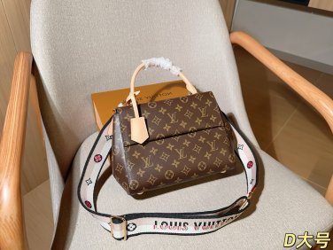 one hundred and seventy-fiveLv Louis VuittonCluny BB Clooney Flip BagSize 25cmgift