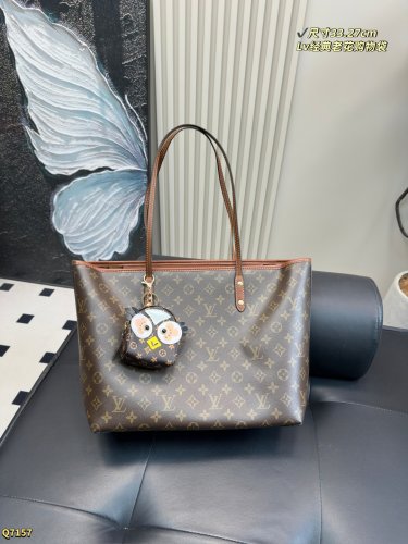 one hundred and thirty-fiveSize 33.27cmLv's new vintage tote bag shopping bag Old flo