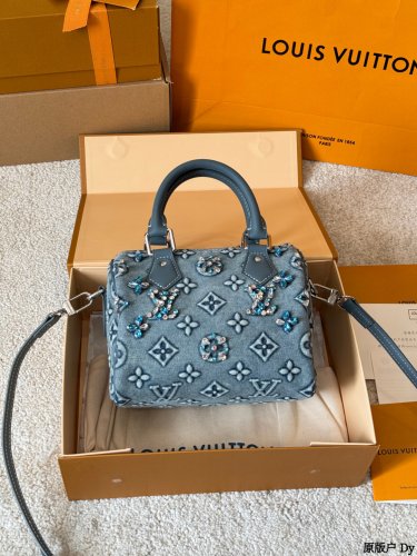 Original cloth p195Louis Vuitton Cowboy Diamond Pillow BagThis LV denim rhinestone pil