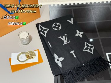 P70 New Product Gift BoxLV  New tassel scarfThe Louis Vuitton Monogram Cashmere Scarf