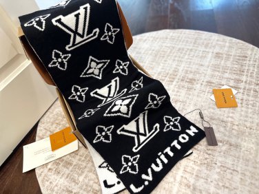 P80 counter gift box packaging+5LV cashmere scarfThe original version of the purchase