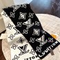 P80 counter gift box packaging+5LV cashmere scarfThe original version of the purchase