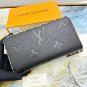 P100 color black size 19x10 calf leather Zippy Lockme wallet, combining the iconic design